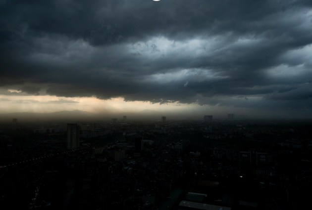 NÓNG: Cảnh báo mưa dông, lốc, sét và gió giật mạnh tại Hà Nội trong 3 giờ tới, người dân đặc biệt chú ý- Ảnh 1.