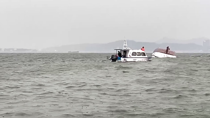 Vụ lật tàu ở Quảng Ninh: Tìm thấy thêm thi thể khi trục vớt tàu; 38 người tử vong- Ảnh 17.