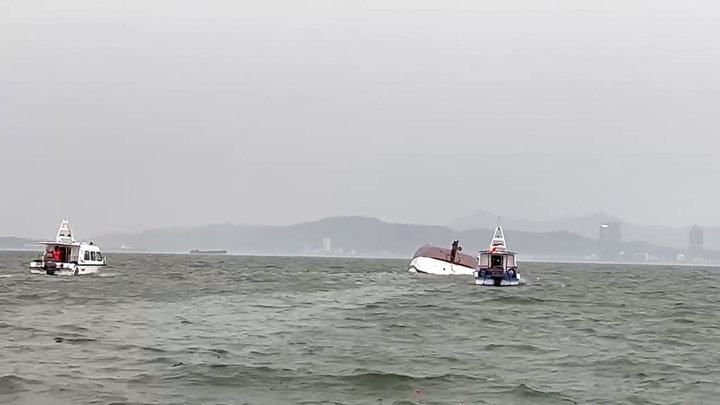 Vụ lật tàu ở Quảng Ninh: Tìm thấy thêm thi thể khi trục vớt tàu; 38 người tử vong- Ảnh 18.