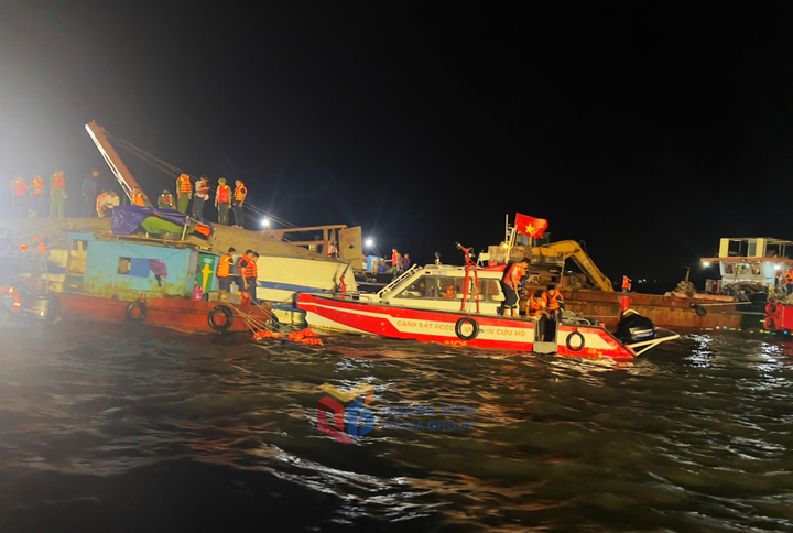 Vụ lật tàu ở Quảng Ninh: Tìm thấy thêm thi thể khi trục vớt tàu; 38 người tử vong- Ảnh 9.