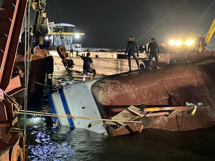 Vụ lật tàu ở Quảng Ninh: Tìm thấy thêm thi thể khi trục vớt tàu; 38 người tử vong- Ảnh 4.