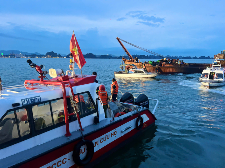 Vụ lật tàu ở Quảng Ninh: Tìm thấy thêm thi thể khi trục vớt tàu; 38 người tử vong- Ảnh 16.