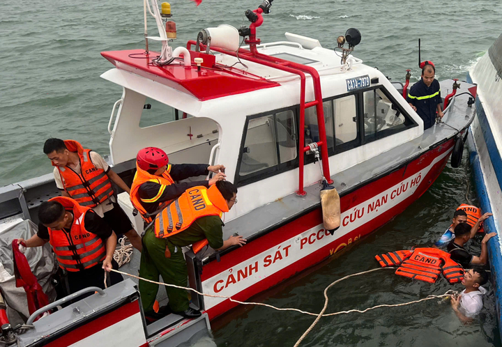 Vụ lật tàu ở Quảng Ninh: Tìm thấy thêm thi thể khi trục vớt tàu; 38 người tử vong- Ảnh 14.