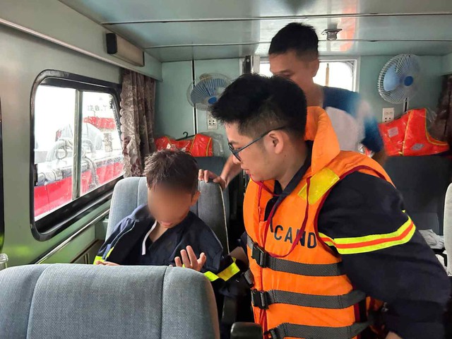 Bé trai 10 tuổi sống sót khi cố gắng thoát ra khỏi thân tàu đắm, chưa xác định được tung tích của bố mẹ- Ảnh 2.