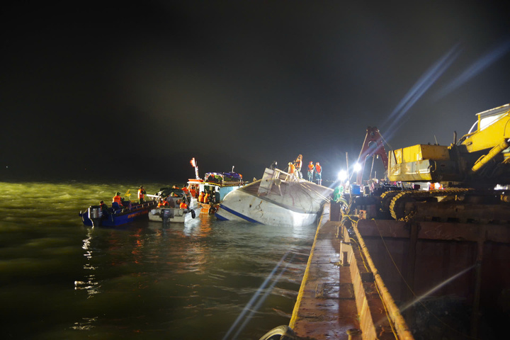 Vụ lật tàu ở Quảng Ninh: Tìm thấy thêm thi thể khi trục vớt tàu; 38 người tử vong- Ảnh 7.