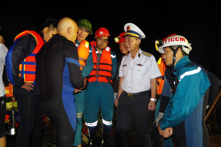 Vụ lật tàu ở Quảng Ninh: Tìm thấy thêm thi thể khi trục vớt tàu; 38 người tử vong- Ảnh 8.