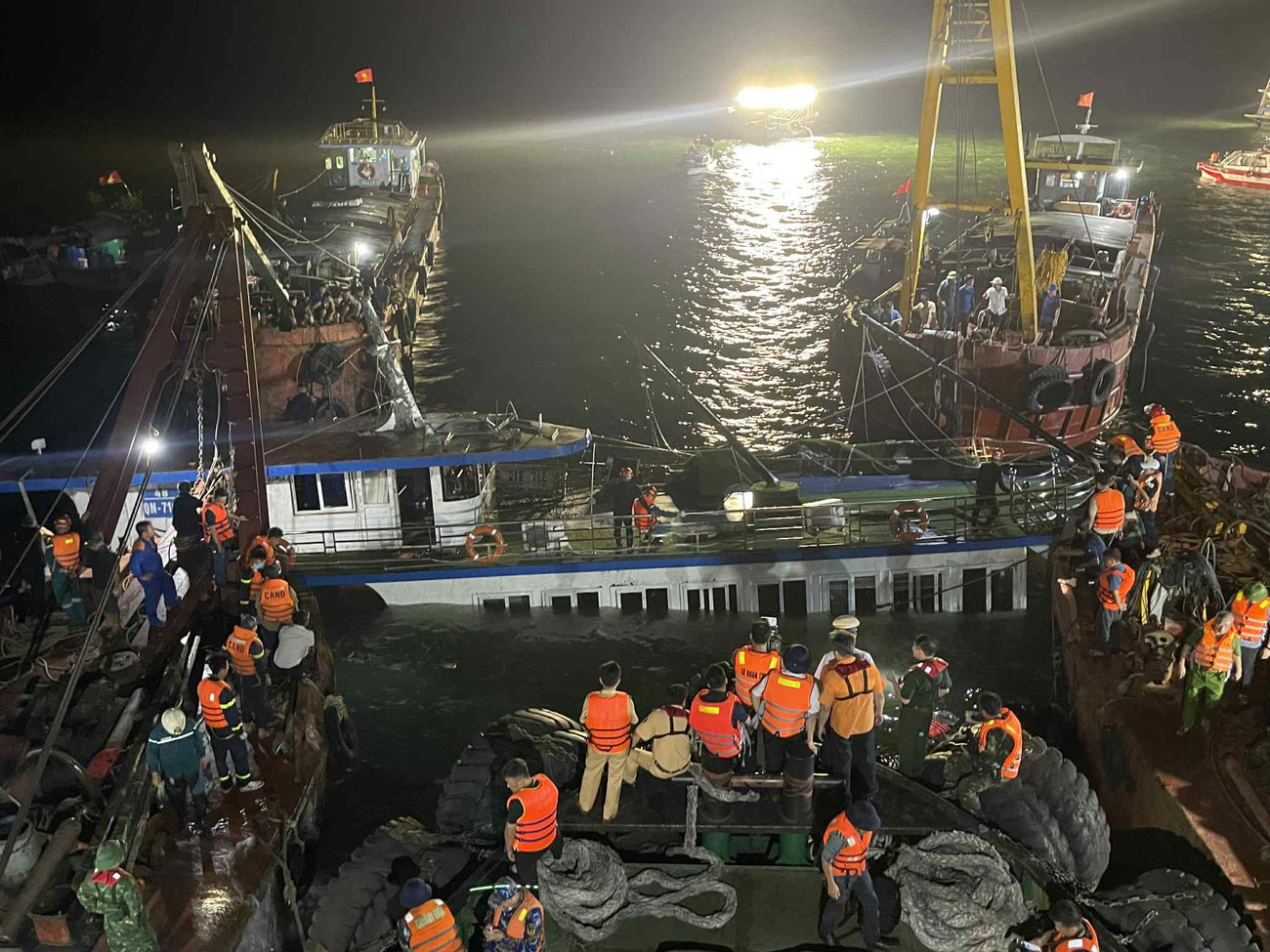 Công an tỉnh Quảng Ninh nói gì về nguyên nhân vụ lật tàu ở Vịnh Hạ Long khiến 35 người tử vong?- Ảnh 3.