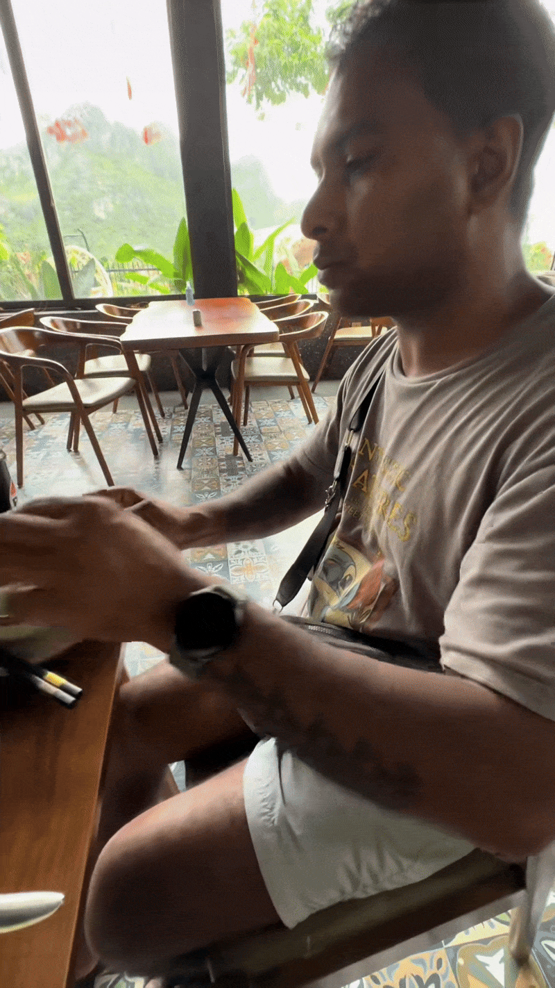 Khách Tây ăn hết sạch 3 bát cơm với toàn món ‘nhà nghèo’ quen thuộc, bán đầy chợ của người Việt- Ảnh 1.