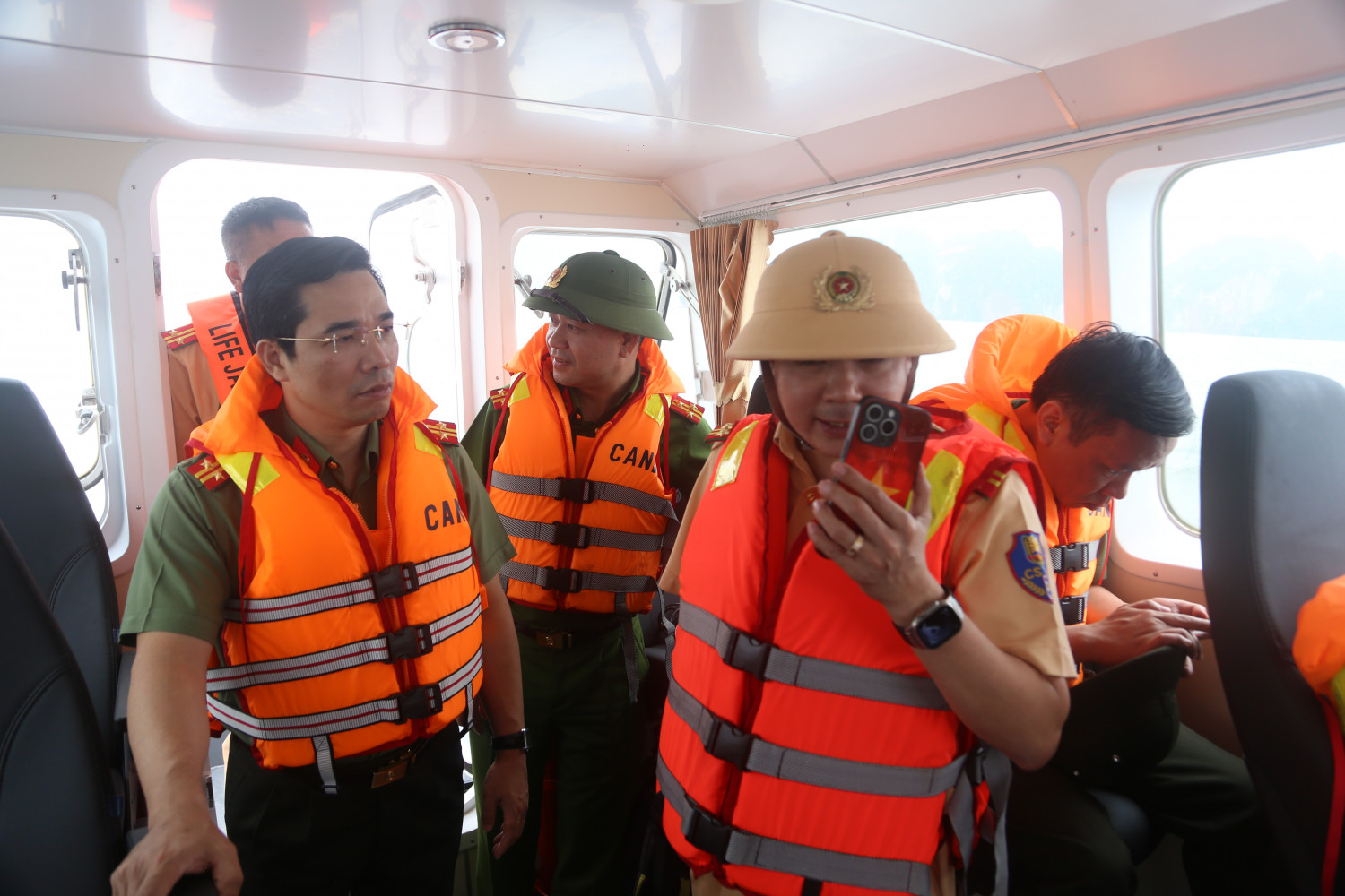 Khám nghiệm hiện trường, giám định kỹ thuật xác định nguyên nhân lật tàu trên vịnh Hạ Long- Ảnh 2. Khám nghiệm hiện trường, giám định kỹ thuật xác định nguyên nhân lật tàu trên vịnh Hạ Long- Ảnh 2.