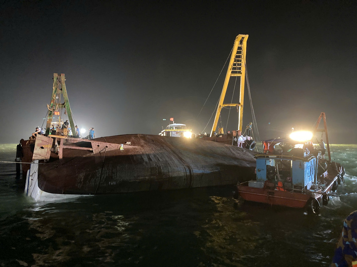 Vụ lật tàu ở Quảng Ninh: Tìm thấy thêm thi thể khi trục vớt tàu; 38 người tử vong- Ảnh 5.