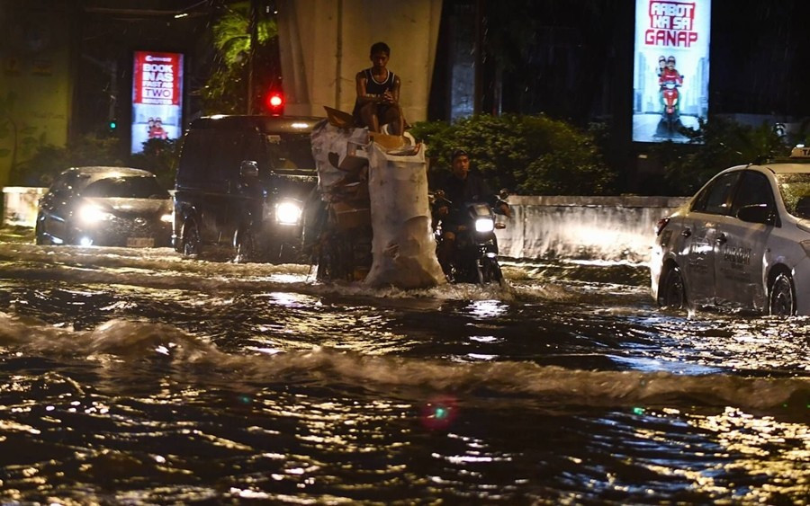 Những hình ảnh ban đầu cho thấy sức tàn phá của bão Wipha: Gió giật lên tới 125km/h, nhiều cảnh báo khẩn đã được đưa ra- Ảnh 2. Những hình ảnh ban đầu cho thấy sức tàn phá của bão Wipha: Gió giật lên tới 125km/h, nhiều cảnh báo khẩn đã được đưa ra- Ảnh 2.