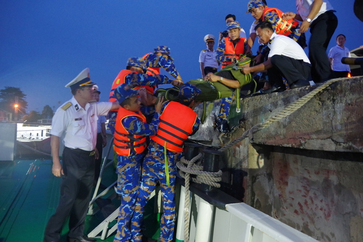 Vụ lật tàu ở Quảng Ninh: Tìm thấy thêm thi thể khi trục vớt tàu; 38 người tử vong- Ảnh 11.
