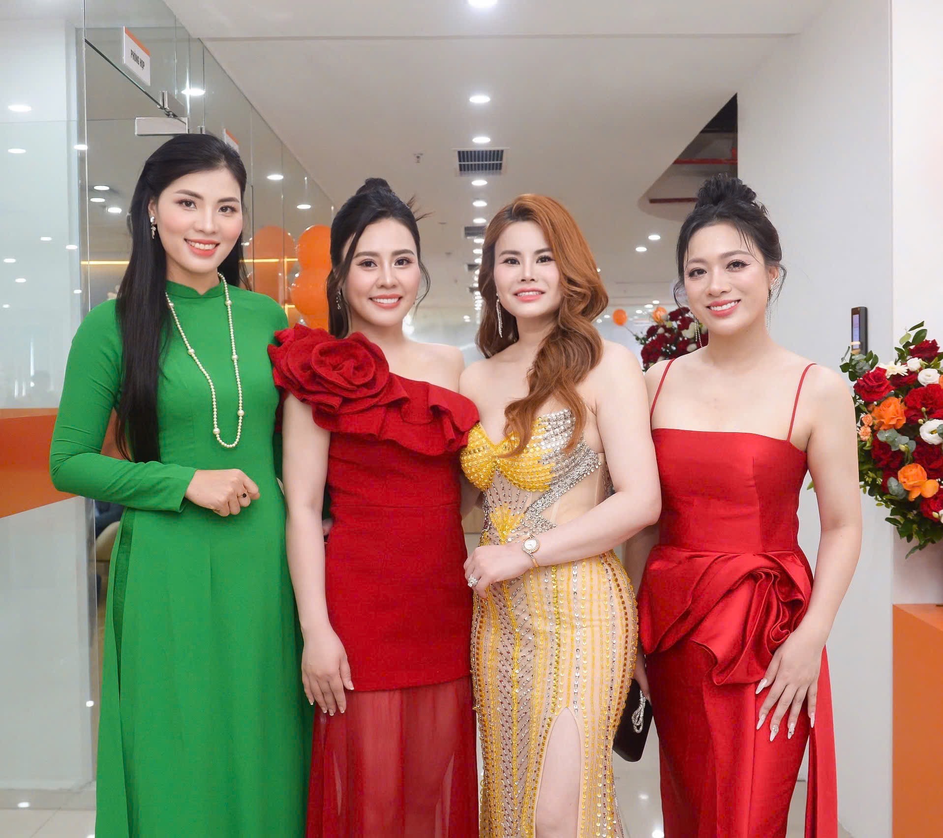 Quang Tèo và dàn nghệ sĩ, hoa á hậu quý bà đến chúc mừng Phan Kim Oanh- Ảnh 3. Quang Tèo và dàn nghệ sĩ, hoa á hậu quý bà đến chúc mừng Phan Kim Oanh- Ảnh 3.