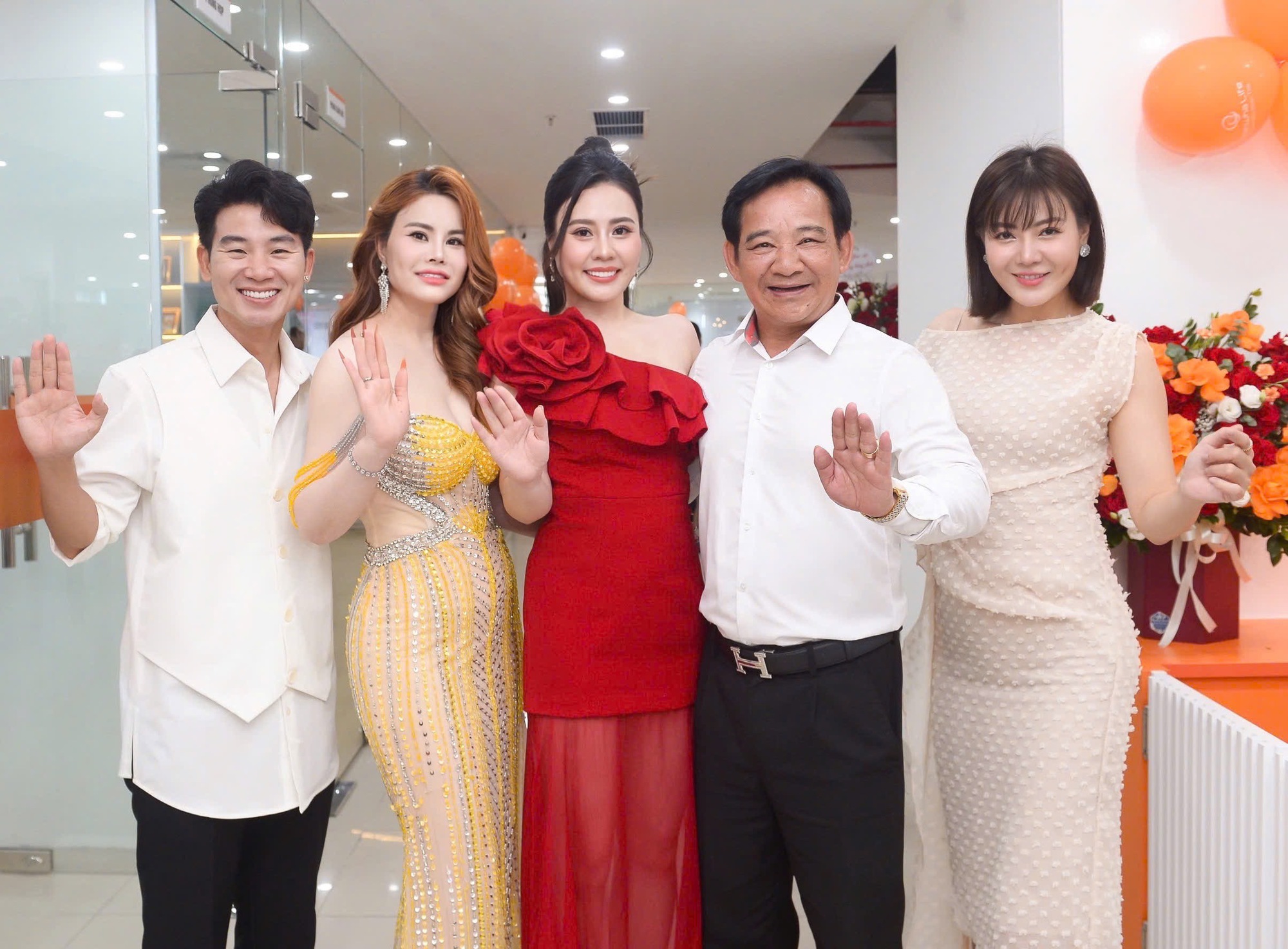 Quang Tèo và dàn nghệ sĩ, hoa á hậu quý bà đến chúc mừng Phan Kim Oanh- Ảnh 2. Quang Tèo và dàn nghệ sĩ, hoa á hậu quý bà đến chúc mừng Phan Kim Oanh- Ảnh 2.