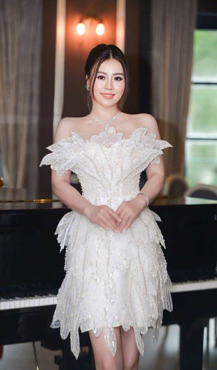 Quang Tèo và dàn nghệ sĩ, hoa á hậu quý bà đến chúc mừng Phan Kim Oanh- Ảnh 6. Quang Tèo và dàn nghệ sĩ, hoa á hậu quý bà đến chúc mừng Phan Kim Oanh- Ảnh 6.