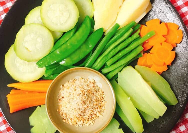 Khách Tây ăn hết sạch 3 bát cơm với toàn món ‘nhà nghèo’ quen thuộc, bán đầy chợ của người Việt- Ảnh 4.