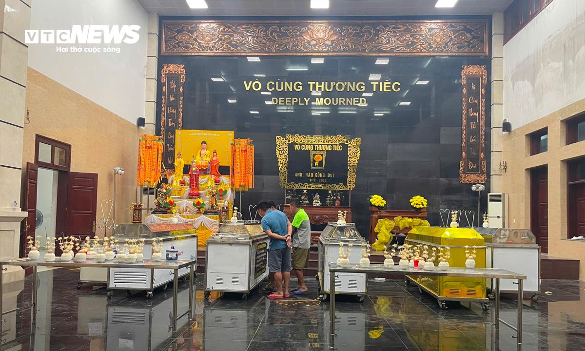 Con gái nạn nhân vụ lật tàu ở Hạ Long: 'Tôi sẽ đợi mẹ để đưa về nhà cùng bố'- Ảnh 1.