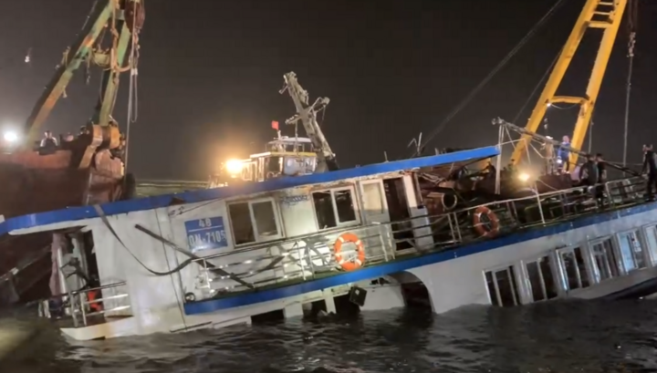 Vụ lật tàu ở Quảng Ninh: Tìm thấy thêm thi thể khi trục vớt tàu; 38 người tử vong- Ảnh 3.