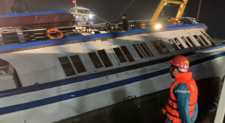 Vụ lật tàu ở Quảng Ninh: Tìm thấy thêm thi thể khi trục vớt tàu; 38 người tử vong- Ảnh 2.