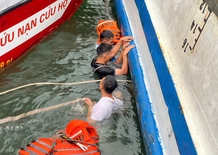 Vụ lật tàu ở Quảng Ninh: Tìm thấy thêm thi thể khi trục vớt tàu; 38 người tử vong- Ảnh 15.