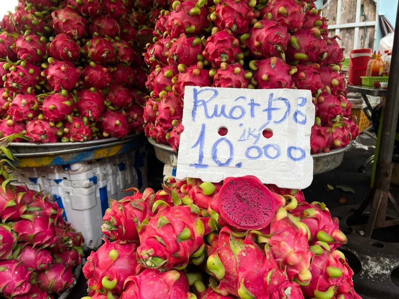 Trái cây 'đại hạ giá', có loại chỉ 5.000 đồng/kg ở TPHCM- Ảnh 3.