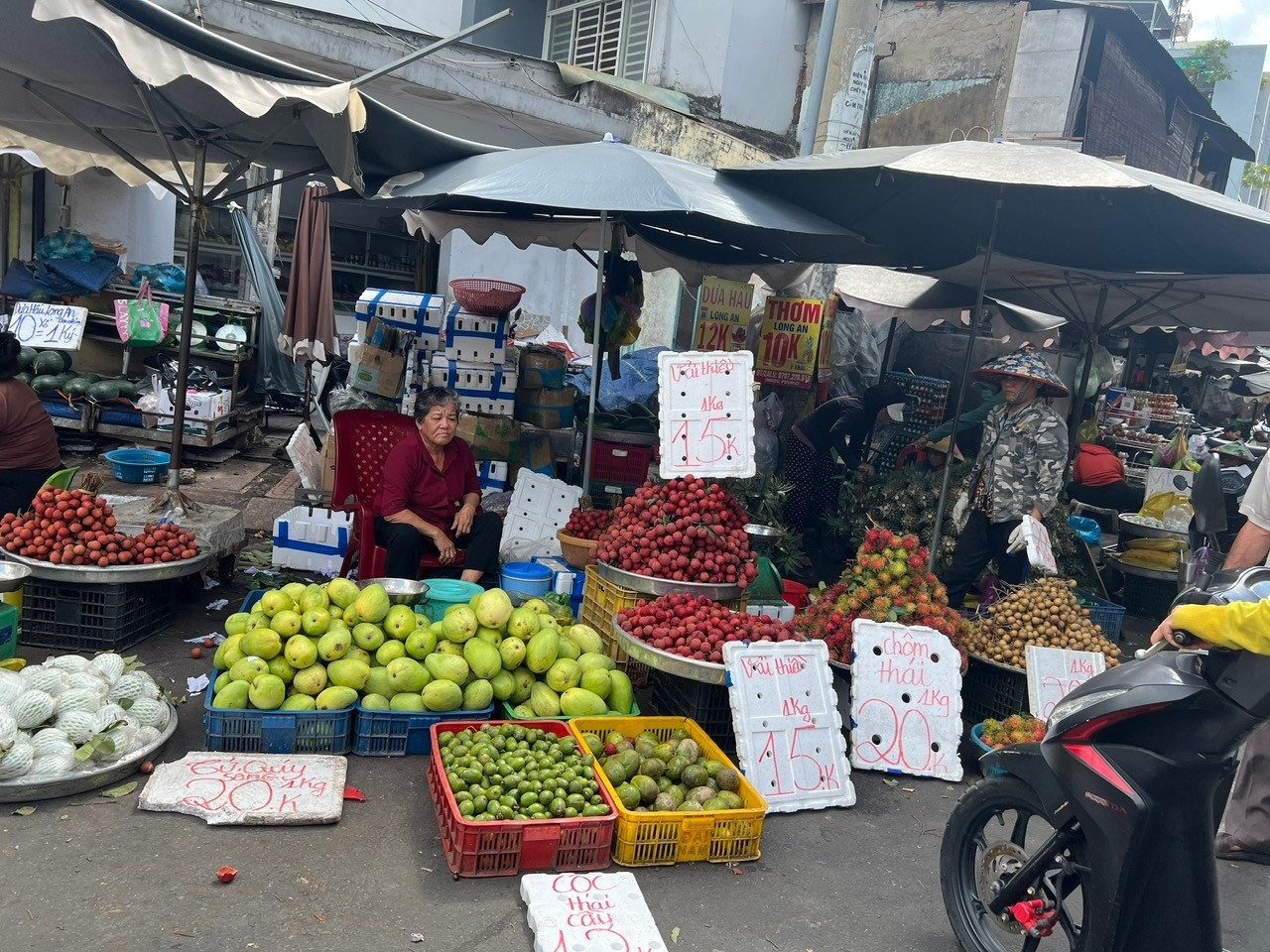 Trái cây 'đại hạ giá', có loại chỉ 5.000 đồng/kg ở TPHCM- Ảnh 7.