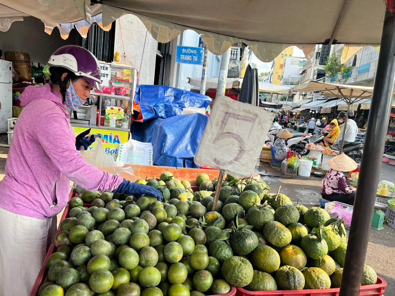 Trái cây 'đại hạ giá', có loại chỉ 5.000 đồng/kg ở TPHCM- Ảnh 5.