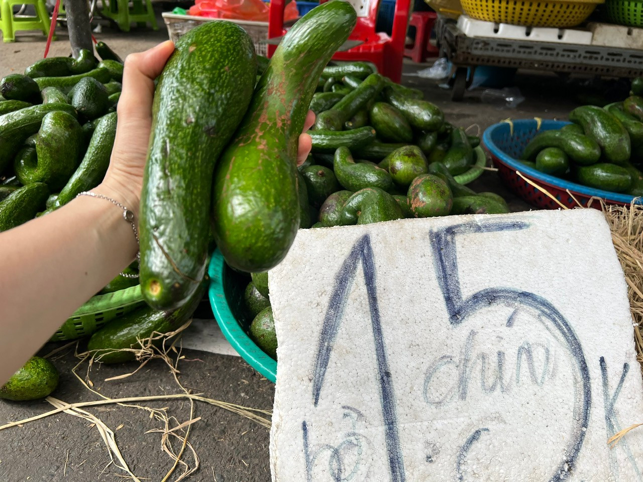 Trái cây 'đại hạ giá', có loại chỉ 5.000 đồng/kg ở TPHCM- Ảnh 1.