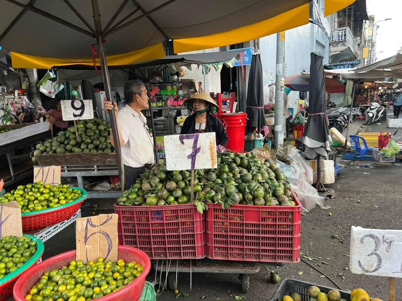 Trái cây 'đại hạ giá', có loại chỉ 5.000 đồng/kg ở TPHCM- Ảnh 4.