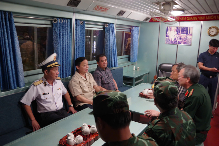 Vụ lật tàu ở Quảng Ninh: Tìm thấy thêm thi thể khi trục vớt tàu; 38 người tử vong- Ảnh 10.