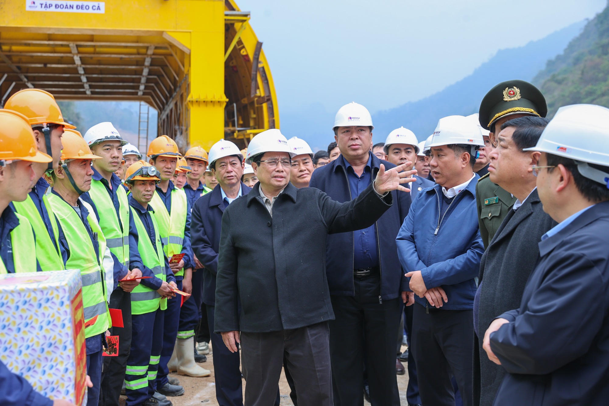Tập đoàn Đèo Cả khẳng định cuối năm 2025 sẽ thông tuyến cao tốc Đồng Đăng - Trà Lĩnh- Ảnh 2. Tập đoàn Đèo Cả khẳng định cuối năm 2025 sẽ thông tuyến cao tốc Đồng Đăng - Trà Lĩnh- Ảnh 2.