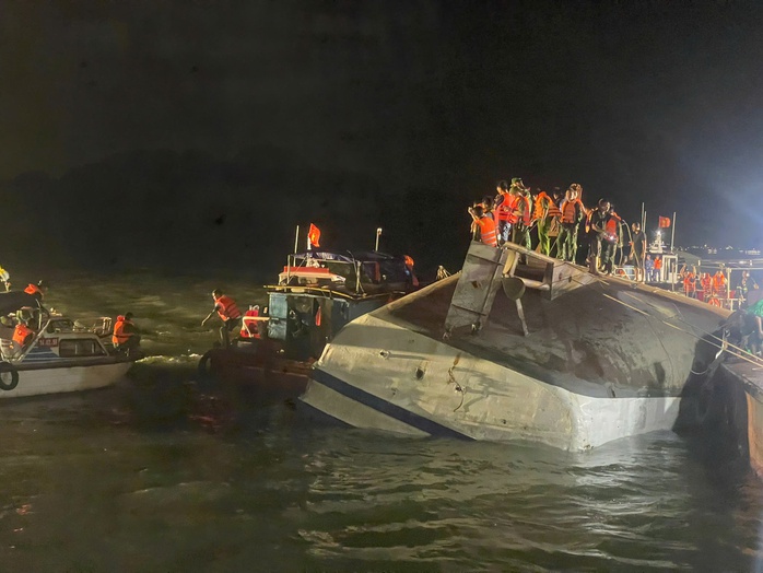 Vụ lật tàu ở Hạ Long: Thợ lặn đau lòng kể 3 giờ lục tìm từng khoang tàu, chỉ lo thi thể bị trôi dạt đi xa- Ảnh 5.