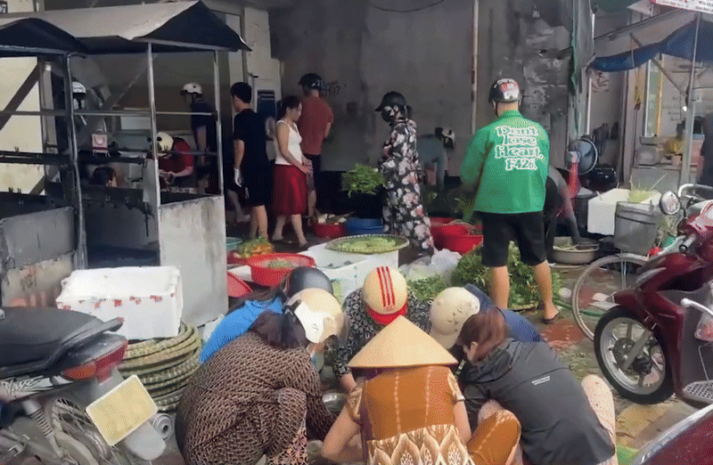 Khung cảnh siêu thị, chợ trước khi bão WIPHA đổ bộ, netizen chia sẻ kinh nghiệm bảo quản thực phẩm- Ảnh 6. Khung cảnh siêu thị, chợ trước khi bão WIPHA đổ bộ, netizen chia sẻ kinh nghiệm bảo quản thực phẩm- Ảnh 6.