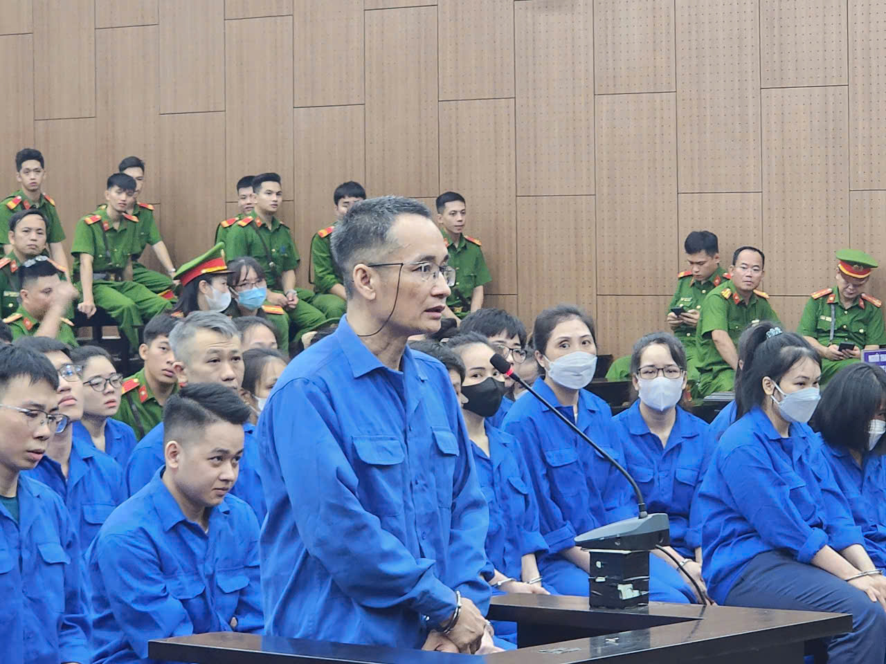 "Ông trùm" mua lại hơn 3.555 tỉ đồng nợ xấu rồi ghép ảnh, bôi nhọ để đòi nợ- Ảnh 1. "Ông trùm" mua lại hơn 3.555 tỉ đồng nợ xấu rồi ghép ảnh, bôi nhọ để đòi nợ- Ảnh 1.