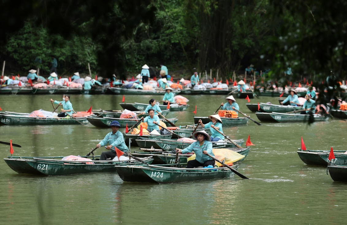 Ninh Bình tạm dừng hoạt động đón khách du lịch bằng tàu thuyền- Ảnh 1. Ninh Bình tạm dừng hoạt động đón khách du lịch bằng tàu thuyền- Ảnh 1.
