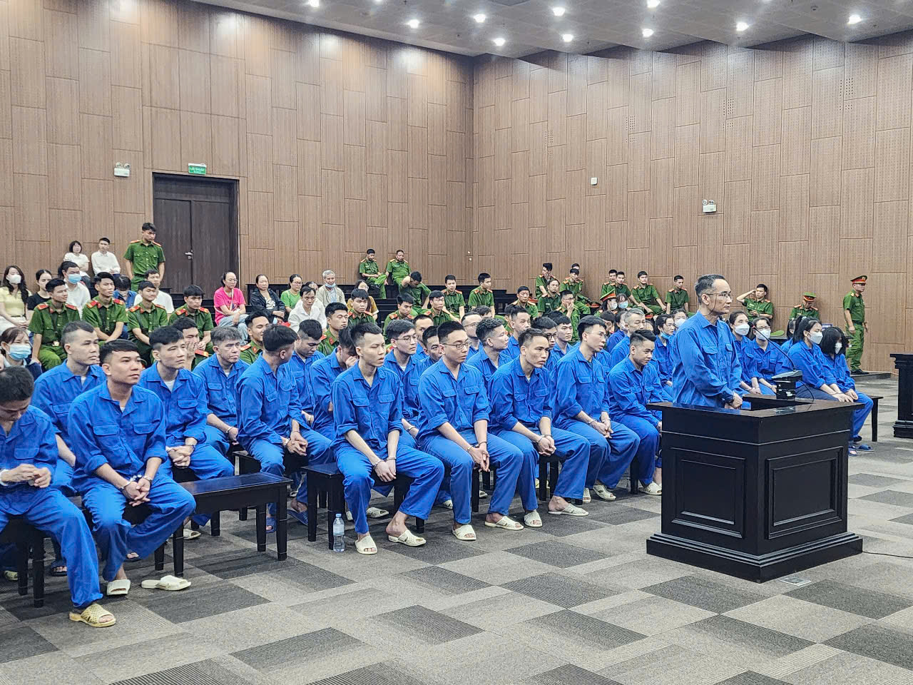 "Ông trùm" mua lại hơn 3.555 tỉ đồng nợ xấu rồi ghép ảnh, bôi nhọ để đòi nợ- Ảnh 2. "Ông trùm" mua lại hơn 3.555 tỉ đồng nợ xấu rồi ghép ảnh, bôi nhọ để đòi nợ- Ảnh 2.