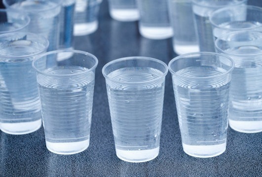 Loại cốc biến nước nóng thành thành nước độc, chứa hỗn hợp vi nhựa gây 