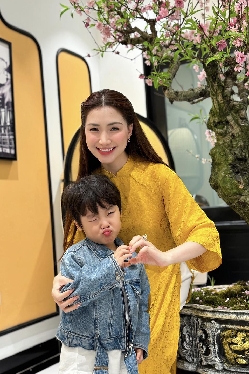 "Hot boy nhí" có gần 2 triệu người si mê trên MXH: Con trai của nữ ca sĩ nổi tiếng, mới 5 tuổi đã cực kỳ hiểu chuyện và tình cảm- Ảnh 1. "Hot boy nhí" có gần 2 triệu người si mê trên MXH: Con trai của nữ ca sĩ nổi tiếng, mới 5 tuổi đã cực kỳ hiểu chuyện và tình cảm- Ảnh 1.