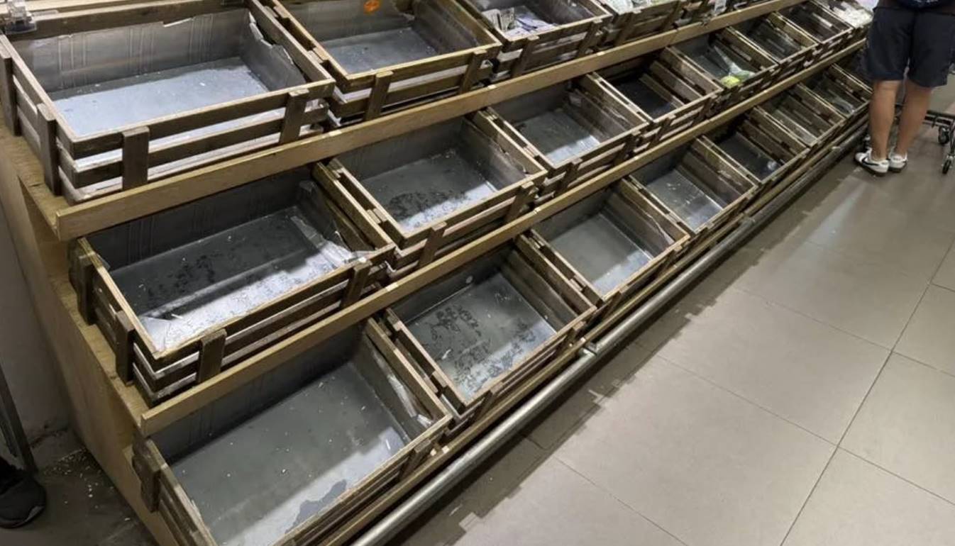 Bên trong siêu thị trống trơn trước bão Wipha, 1 loại rau bị người Trung Quốc đồng loạt bỏ lại: Lý do gì bị "ghẻ lạnh"?- Ảnh 5.