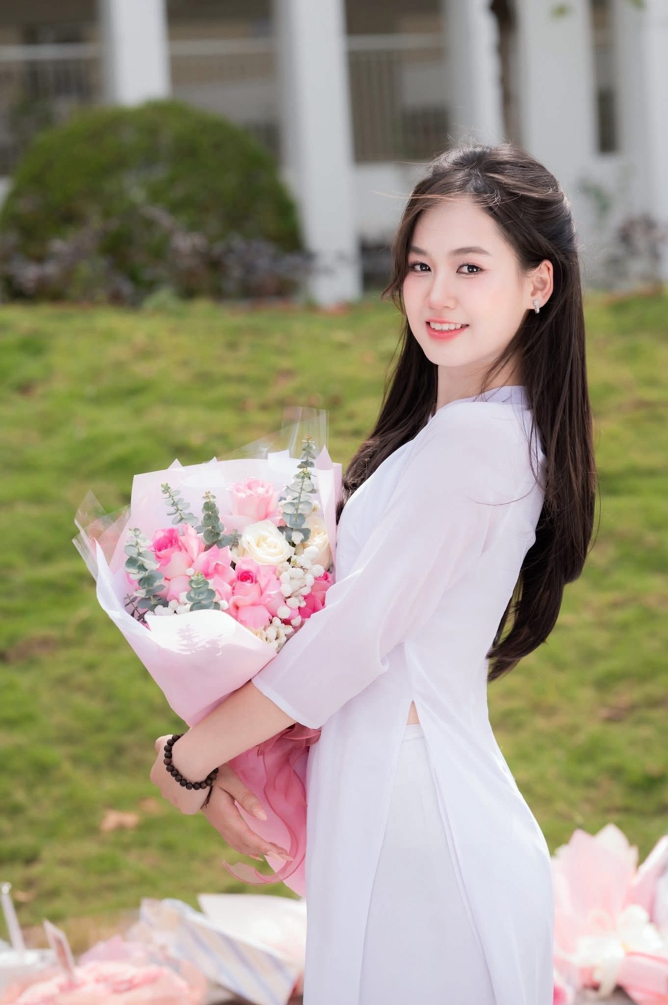 Dàn thủ khoa "hot girl" khiến phụ huynh mát lòng mát dạ, netizen thì xua tay: Xin đừng để bố mẹ tui thấy!- Ảnh 1. Dàn thủ khoa "hot girl" khiến phụ huynh mát lòng mát dạ, netizen thì xua tay: Xin đừng để bố mẹ tui thấy!- Ảnh 1.