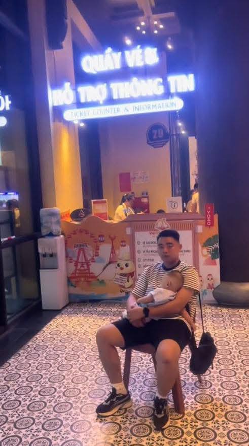 Một gia đình may mắn thoát nạn vụ lật tàu Vịnh Xanh 58 vì... để con ngủ thêm 10 phút- Ảnh 2. Một gia đình may mắn thoát nạn vụ lật tàu Vịnh Xanh 58 vì... để con ngủ thêm 10 phút- Ảnh 2.