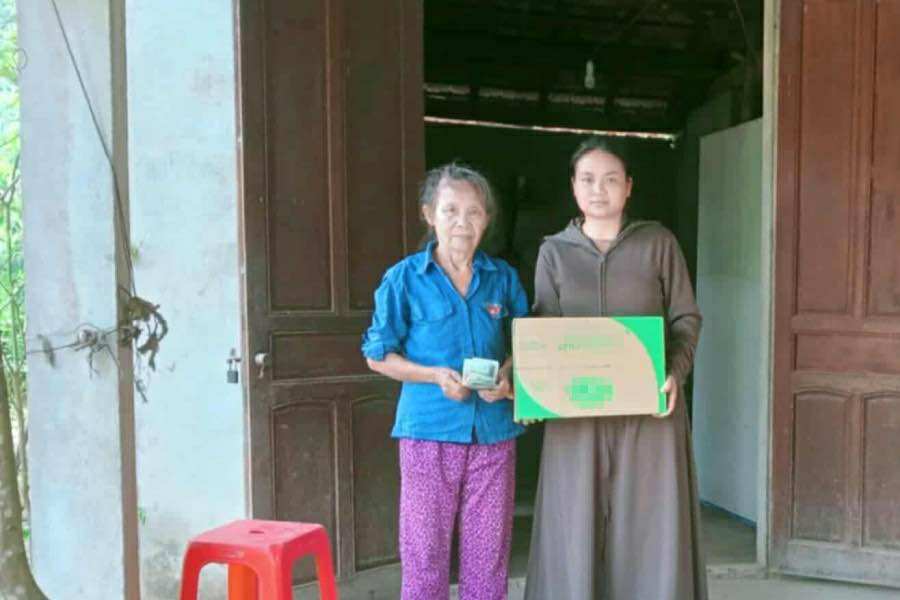 Bà lão bán mít tranh cãi dữ dội với khách vì đòi 5.000 đồng cho 2 múi mít ăn thử, cái kết đầy bất ngờ- Ảnh 2.