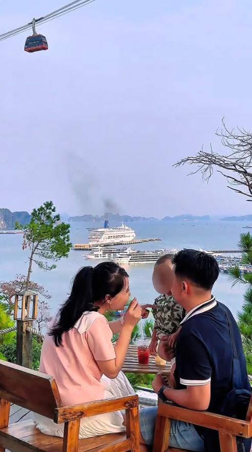 Một gia đình may mắn thoát nạn vụ lật tàu Vịnh Xanh 58 vì... để con ngủ thêm 10 phút- Ảnh 1. Một gia đình may mắn thoát nạn vụ lật tàu Vịnh Xanh 58 vì... để con ngủ thêm 10 phút- Ảnh 1.