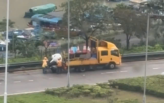 CLIP: Khủng long, gấu trúc đi bộ, ngồi vật vã trên đường khi bão Wipha ập vào Trung Quốc- Ảnh 7. CLIP: Khủng long, gấu trúc đi bộ, ngồi vật vã trên đường khi bão Wipha ập vào Trung Quốc- Ảnh 7.