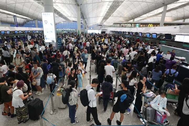 Bão Wipha quét qua Trung Quốc: 500 chuyến bay hủy, 100.000 hành khách ảnh hưởng- Ảnh 1.