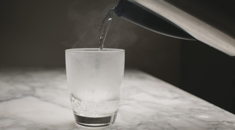 Loại cốc biến nước nóng thành thành nước độc, chứa hỗn hợp vi nhựa gây 