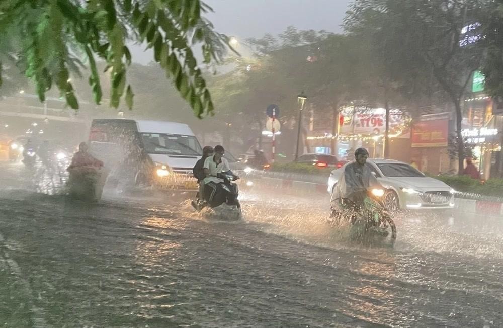 Thời tiết Hà Nội ảnh hưởng bão số 3: Ba ngày tới mưa lớn trắng trời, xuất hiện gió giật đến cấp 9- Ảnh 1.