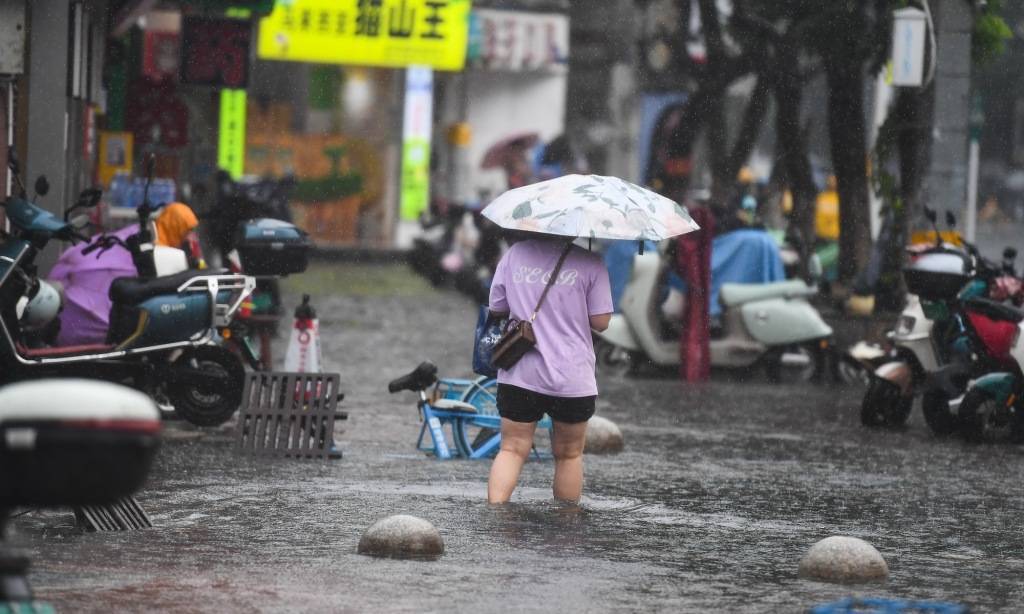 Đây là mức độ tàn phá của bão Wipha tại Trung Quốc: Mưa xối xả, cây bật gốc và cảnh báo nguy cơ tiếp diễn- Ảnh 4. Đây là mức độ tàn phá của bão Wipha tại Trung Quốc: Mưa xối xả, cây bật gốc và cảnh báo nguy cơ tiếp diễn- Ảnh 4.