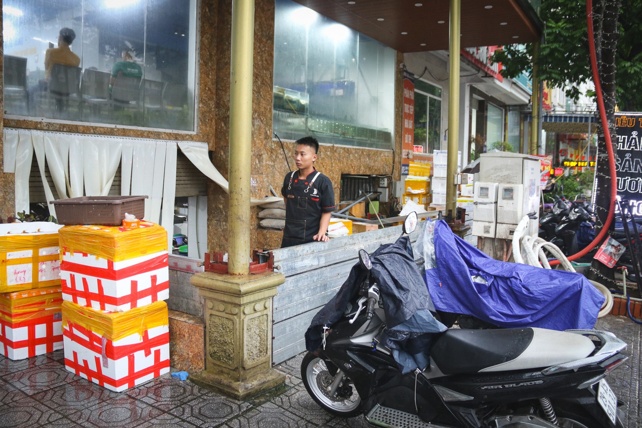 Người Hà Nội 'be bờ, đắp đập' chống bão số 3- Ảnh 2. Người Hà Nội 'be bờ, đắp đập' chống bão số 3- Ảnh 2.