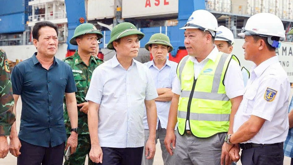 Bão số 3 giật cấp 11, cách Quảng Ninh-Hải Phòng 200km- Ảnh 5. Bão số 3 giật cấp 11, cách Quảng Ninh-Hải Phòng 200km- Ảnh 5.